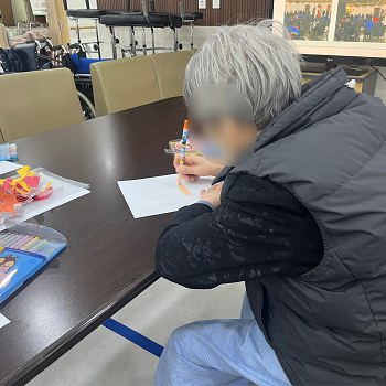 대구상인동요양병원, 상인요양병원 '꽃 화병 만들기' 미술 프로그램2