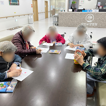 대구재활치료, 상인요양병원 미술 프로그램 '한라봉 나무 색칠하기' 2