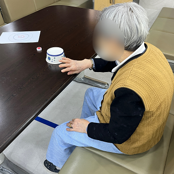 대구뇌출혈, 상인요양병원 신체 프로그램 '뚜껑 컬링' 2