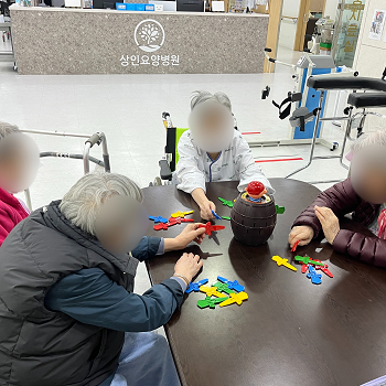 대구뇌졸중, 상인요양병원 인지 프로그램 '해적왕 룰렛' 2