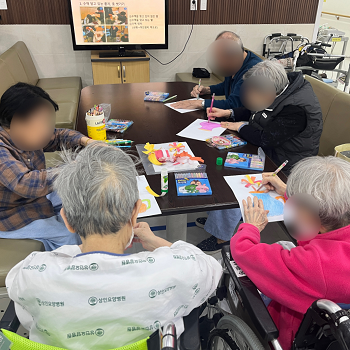 대구상인동요양병원, 상인요양병원 '꽃 화병 만들기' 미술 프로그램3