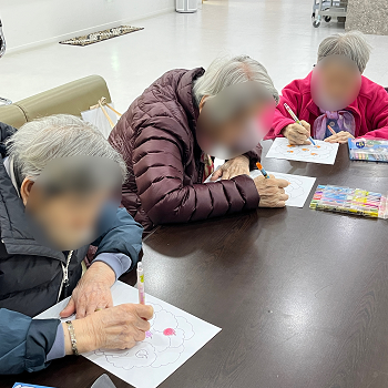 대구재활치료, 상인요양병원 미술 프로그램 '한라봉 나무 색칠하기' 4