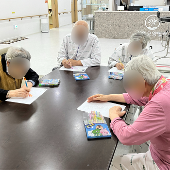 대구재활요양병원, 상인요양병원 미술 프로그램 '매화 색칠하기' 2
