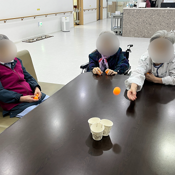 대구요양병원, 상인요양병원 신체 프로그램 '탁구공 골인' 2