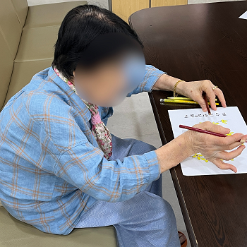 대구요양병원비용, 상인요양병원 미술 프로그램 '개나리 색칠하기' 3