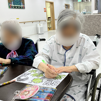 대구서구요양병원, 상인요양병원, 미술 프로그램, '봄나물 색칠하기' 4
