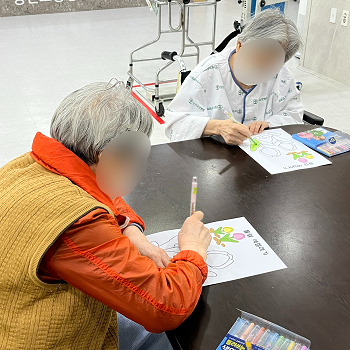 대구달서구요양병원, 상인요양병원 미술 프로그램 '튤립 색칠하기' 2