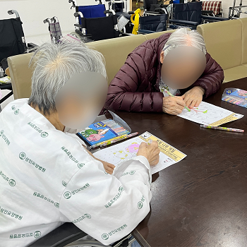 대구뇌경색, 상인요양병원 미술 프로그램 '벚꽃 나무 색칠하기' 3