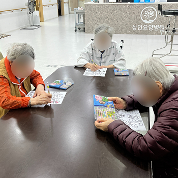 대구요양병원비용, 상인요양병원 인지 프로그램 '4월 달력 만들기' 3