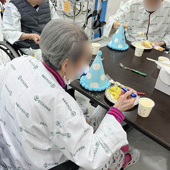 대구재활병원추천, 상인요양병원 행사 프로그램 '4월 생신 잔치' 4