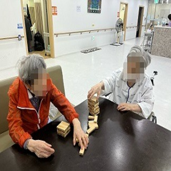 대구뇌경색외래재활치료병원,상인요양병원,신체프로그램'젠가 게임하기'3