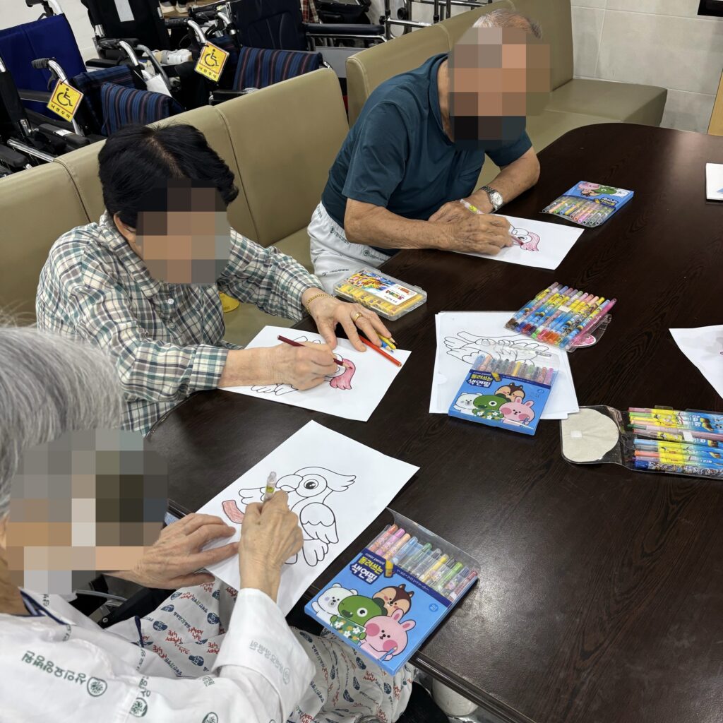 달서구재활병원 상인요양병원 미술프로그램 앵무새 색칠하기