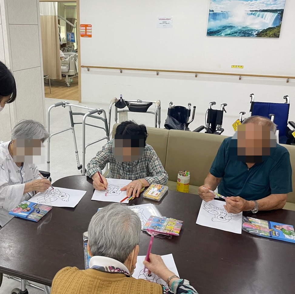 달서구재활병원 상인요양병원 미술프로그램 앵무새 색칠하기