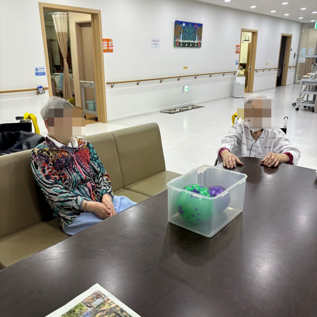 대구달서구요양병원 상인요양병원 신체 프로그램 공 바구니 넣기