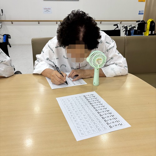 대구뇌경색외래재활치료병원, 상인요양병원 인지 프로그램 - 기본 받침 따라쓰기