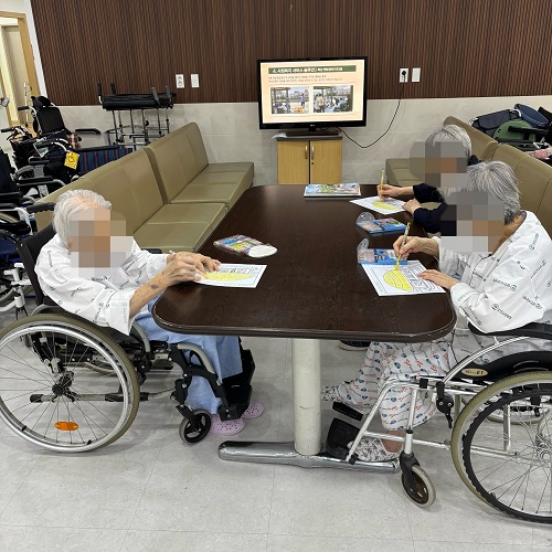 대구재활치료, 상인요양병원 미술 프로그램 - 전통 가옥 색칠하기