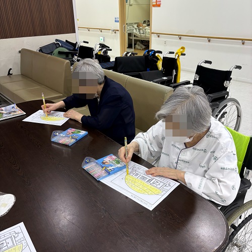 대구재활치료, 상인요양병원 미술 프로그램 - 전통 가옥 색칠하기
