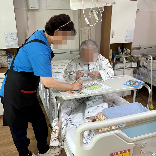 대구재활치료, 상인요양병원 미술 프로그램 - 전통 가옥 색칠하기