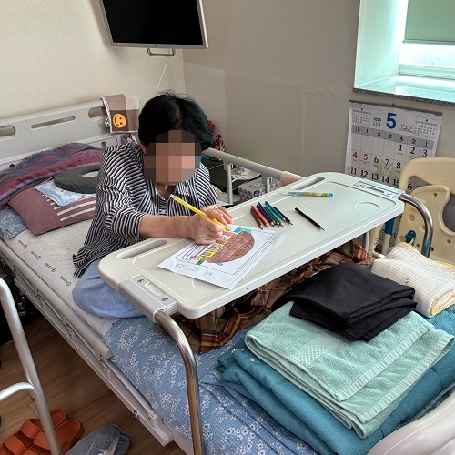 대구재활치료, 상인요양병원 미술 프로그램 - 전통 가옥 색칠하기