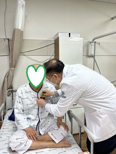대구요양병원 상인요양병원 어버이날 행사 환자분들께 카네이션 달아드리기