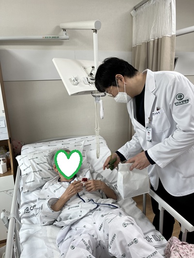 대구요양병원 상인요양병원 어버이날 행사 환자분들께 카네이션 달아드리기