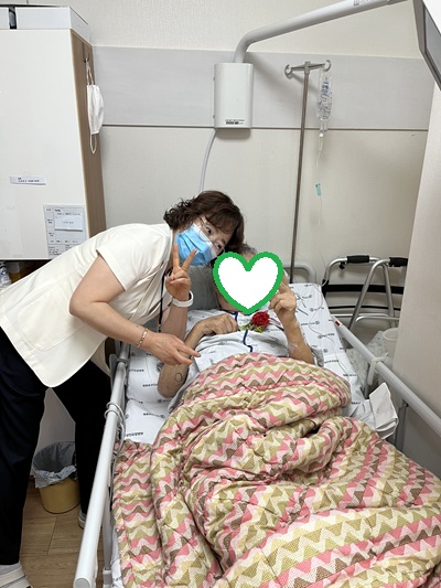 대구요양병원 상인요양병원 어버이날 행사 환자분들께 카네이션 달아드리기
