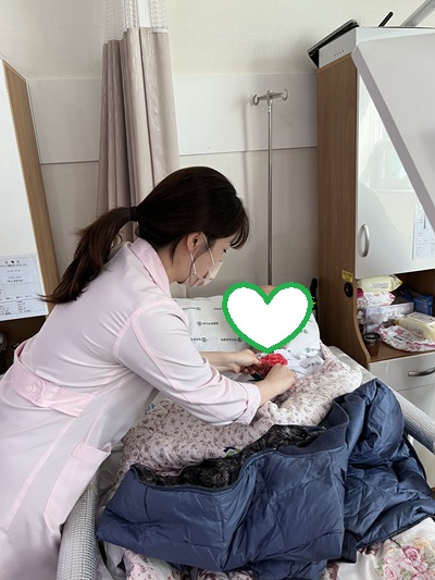 대구요양병원 상인요양병원 어버이날 행사 환자분들께 카네이션 달아드리기