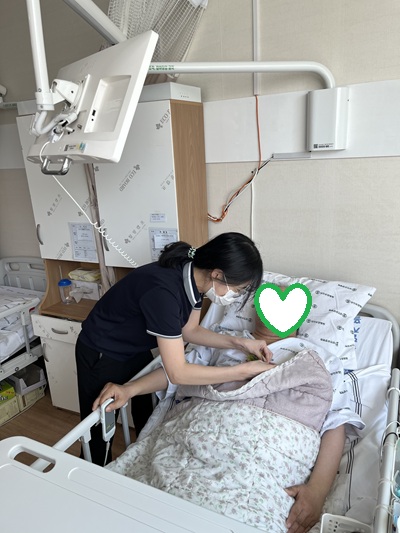 대구요양병원 상인요양병원 어버이날 행사 환자분들께 카네이션 달아드리기