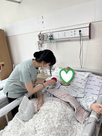 대구요양병원 상인요양병원 어버이날 행사 환자분들께 카네이션 달아드리기