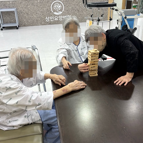 대구뇌경색재활병원, 상인요양병원 신체 프로그램 - 젠가 놀이