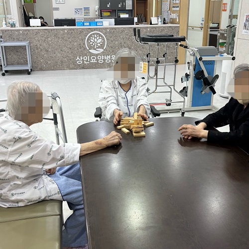 대구뇌경색재활병원, 상인요양병원 신체 프로그램 - 젠가 놀이
