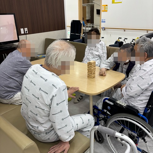 대구뇌경색재활병원, 상인요양병원 신체 프로그램 - 젠가 놀이