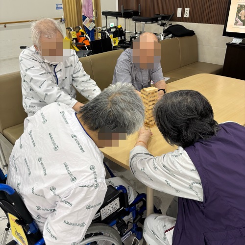대구뇌경색재활병원, 상인요양병원 신체 프로그램 - 젠가 놀이