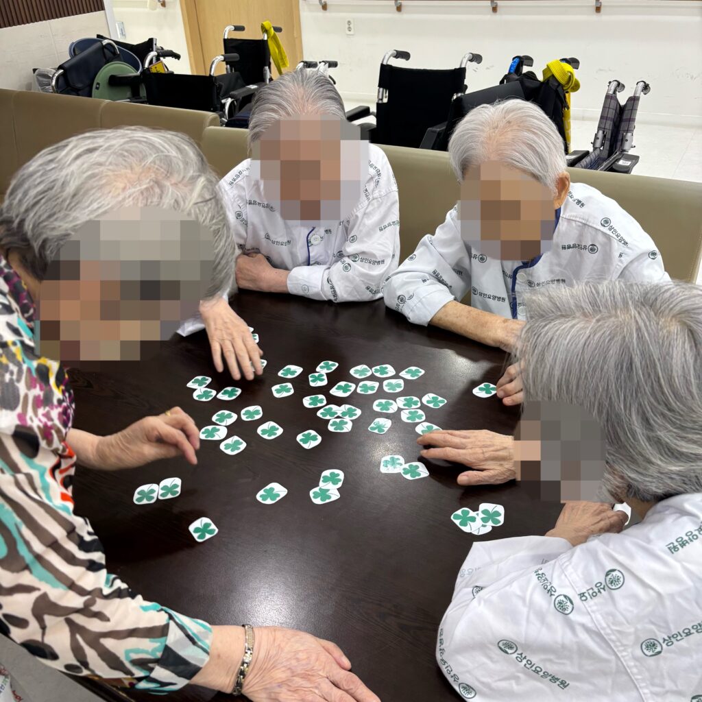 대구요양병원추천, 상인요양병원 신체 프로그램 - 네잎클로버 찾기