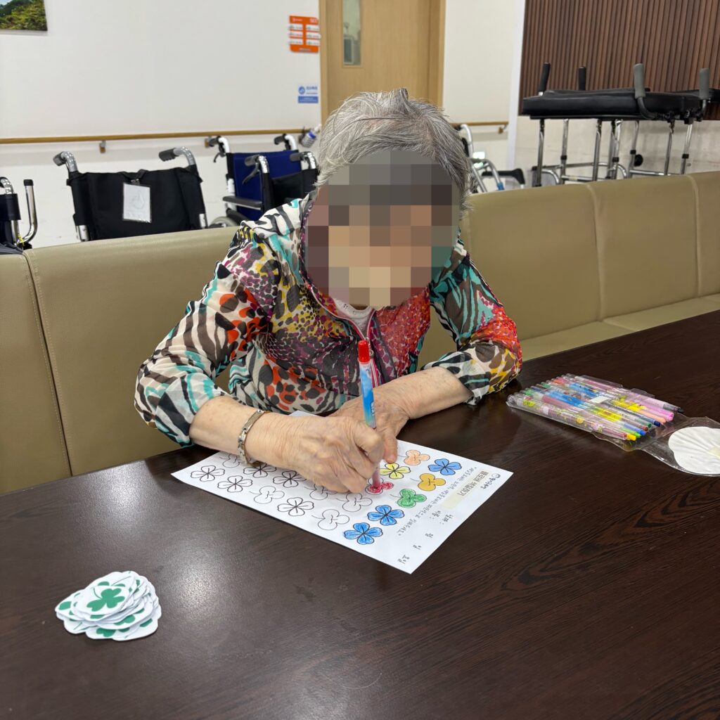 대구요양병원추천, 상인요양병원 신체 프로그램 - 네잎클로버 찾기