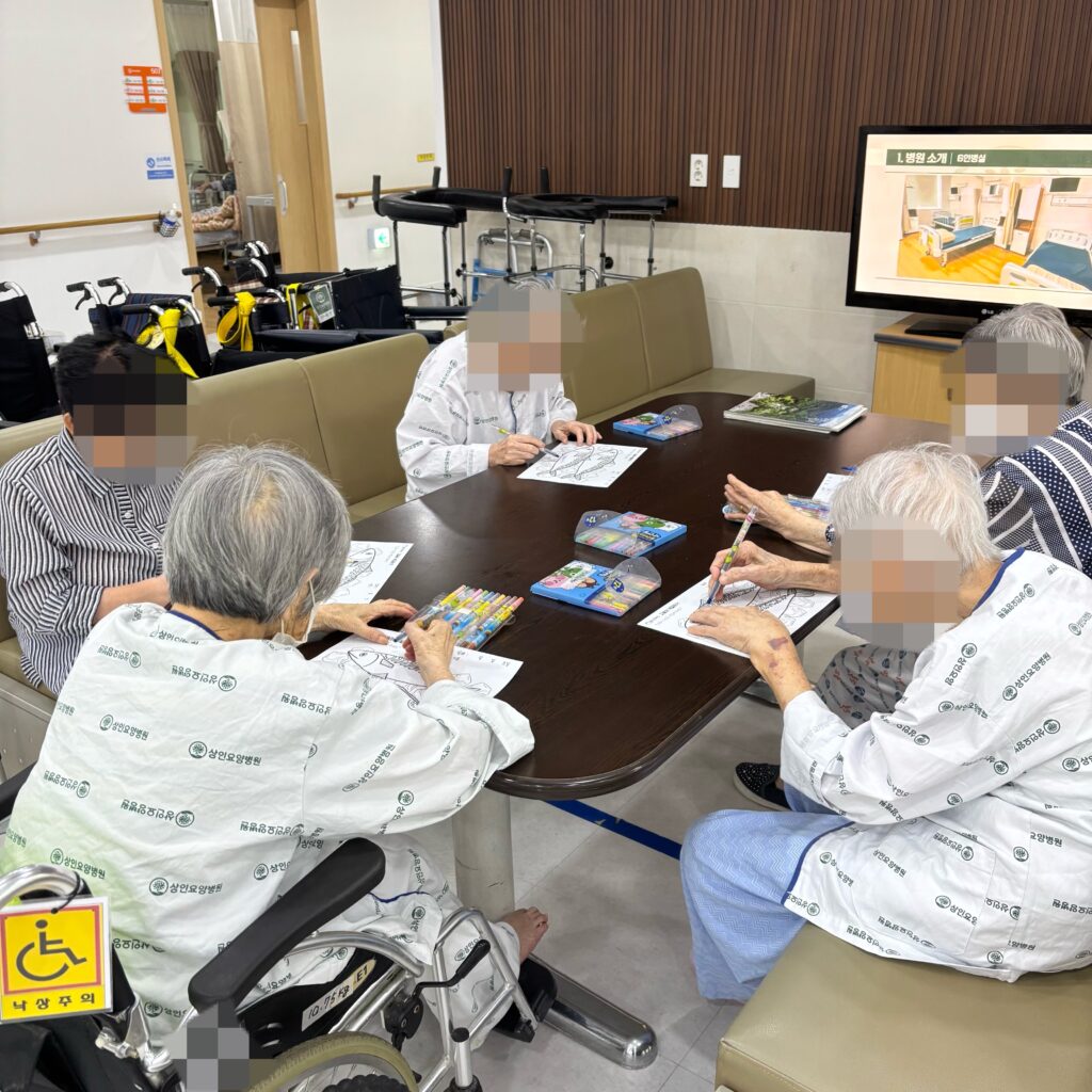 대구요양병원비용, 상인요양병원 미술 프로그램 - 고등어 색칠하기