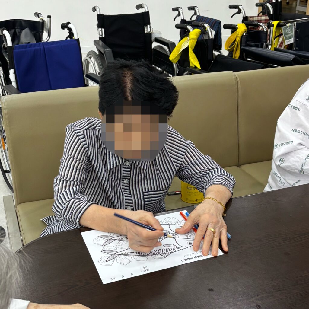 대구요양병원비용, 상인요양병원 미술 프로그램 - 고등어 색칠하기