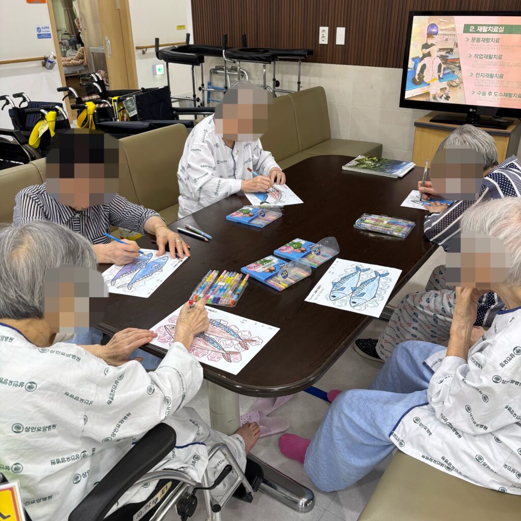 대구요양병원비용, 상인요양병원 미술 프로그램 - 고등어 색칠하기
