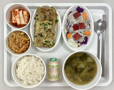 달서구재활병원, 상인요양병원 9월 식단. 쌀밥/시금치된장국/너비아니육전/콩나물비빔잡채/비트적채흑임자무침/배추김치/요구르트