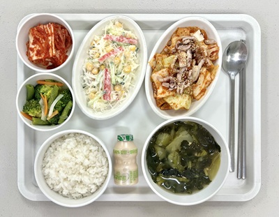 대구뇌출혈재활병원, 상인요양병원 10월 식단.쌀밥/시금치된장국/충무식오징어어묵무침/브로콜리볶음/천사채콘샐러드/배추김치/요구르트