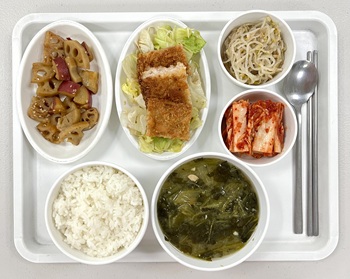 대구재활병원추천, 상인요양병원에서 10월30일에 제공한 식단입니다. 쌀밥/시금치된장국/샐러드돈까스/숙주나물/연근고구마조림/배추김치