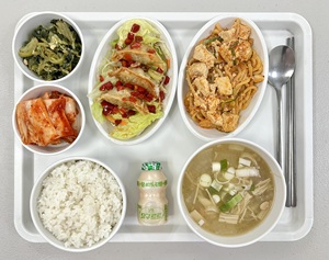 대구달서구재활병원, 상인요양병원 11월 식단 소개_쌀밥 / 팽이된장국 / 마파두부면 / 만두유린기 / 얼갈이나물 / 배추김치 / 요구르트