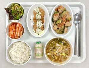 대구재활병원추천, 상인요양병원11월식단_쌀밥 / 얼큰콩나물국 / 닭살호박볶음 / 오징어링*타르타르 / 상추 봄동 겉절이 / 배추김치 / 요구르트