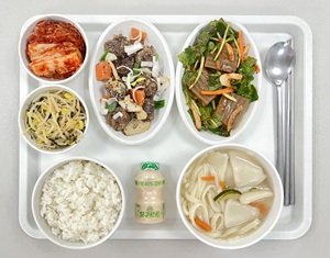 대구재활요양병원_상인요양병원12월 식단소개.쌀밥 / 칼제비 / 백순대볶음 / 콩나물김무침 / 동초도토리묵무침 / 배추김치 / 요구르트