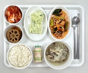 대구재활요양병원_상인요양병원 12월식단소개. 쌀밥 / 들깨버섯뭇국 / 매생이계란찜 / 갓김치비빔국수 / 연근조림 / 배추김치 / 요구르트