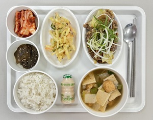 대구재활요양병원_상인요양병원 12월 식단소개. 쌀밥 / 얼큰어묵탕 / 파채불고기 / 수제야채튀김 / 깻잎지 / 배추김치 / 요구르트