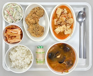 달서구재활요양병원, 상인요양병원 12월 식단소개. 쌀밥 / 해물짬뽕국 / 마파두부 / 연근건새우튀김 / 천사채무침 / 배추김치 / 요구르트