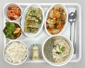 대구뇌경색재활병원, 상인요양병원 1월 식단. 쌀밥 / 닭곰탕*당면사리 / 해물파전 / 사천물만두찜 / 청경채겉절이 / 배추김치 / 요구르트