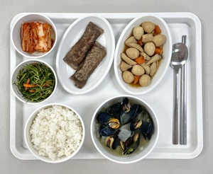 대구뇌경색재활병원, 상인요양병원 1월 식단. 쌀밥 / 피홍합탕 / 메밀전병 / 메추리알새송이조림 / 세발나물겉절이 / 배추김치