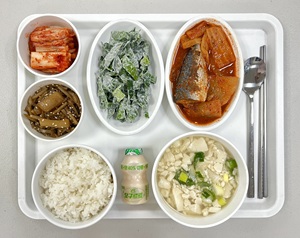 대구뇌경색재활병원, 상인요양병원 1월 식단. 쌀밥 / 순두부들깨국 / 고등어묵은지찜 / 우엉곤약조림 / 시금치흑임자샐러드 / 배추김치 / 요구르트